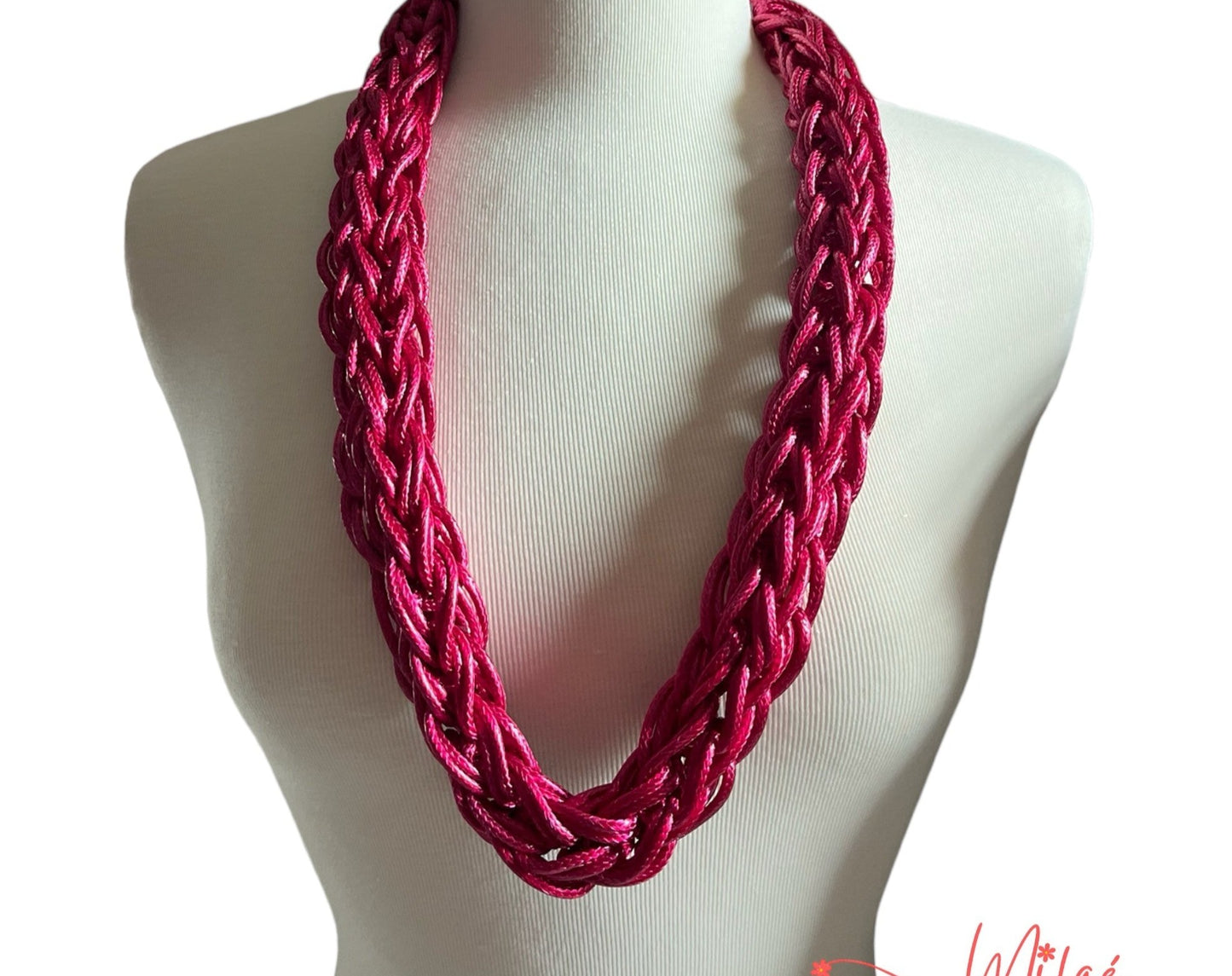 Collar hecho a mano color rosa fusha ancho