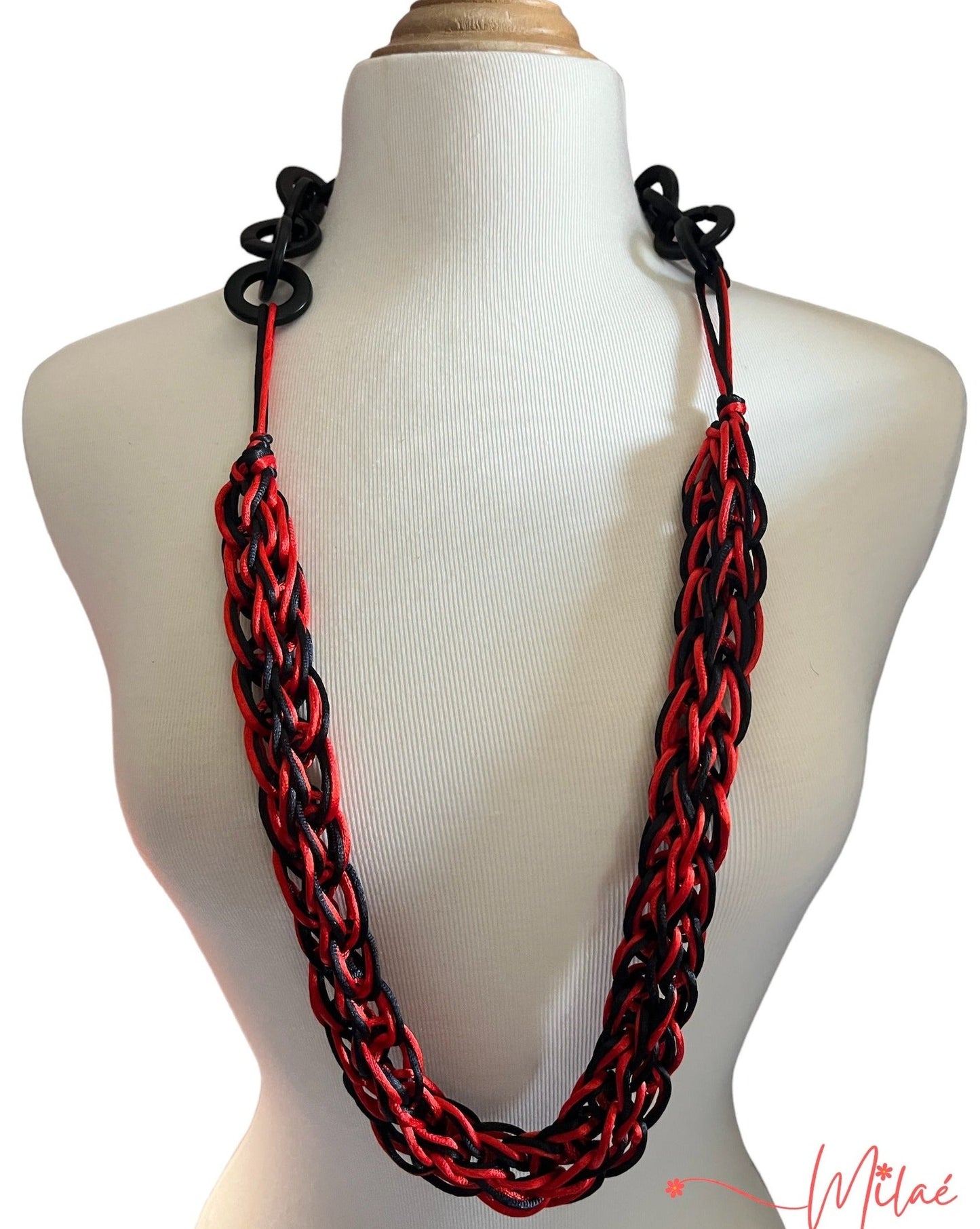 Collar hecho a mano color rojo y cadena en resina color negro