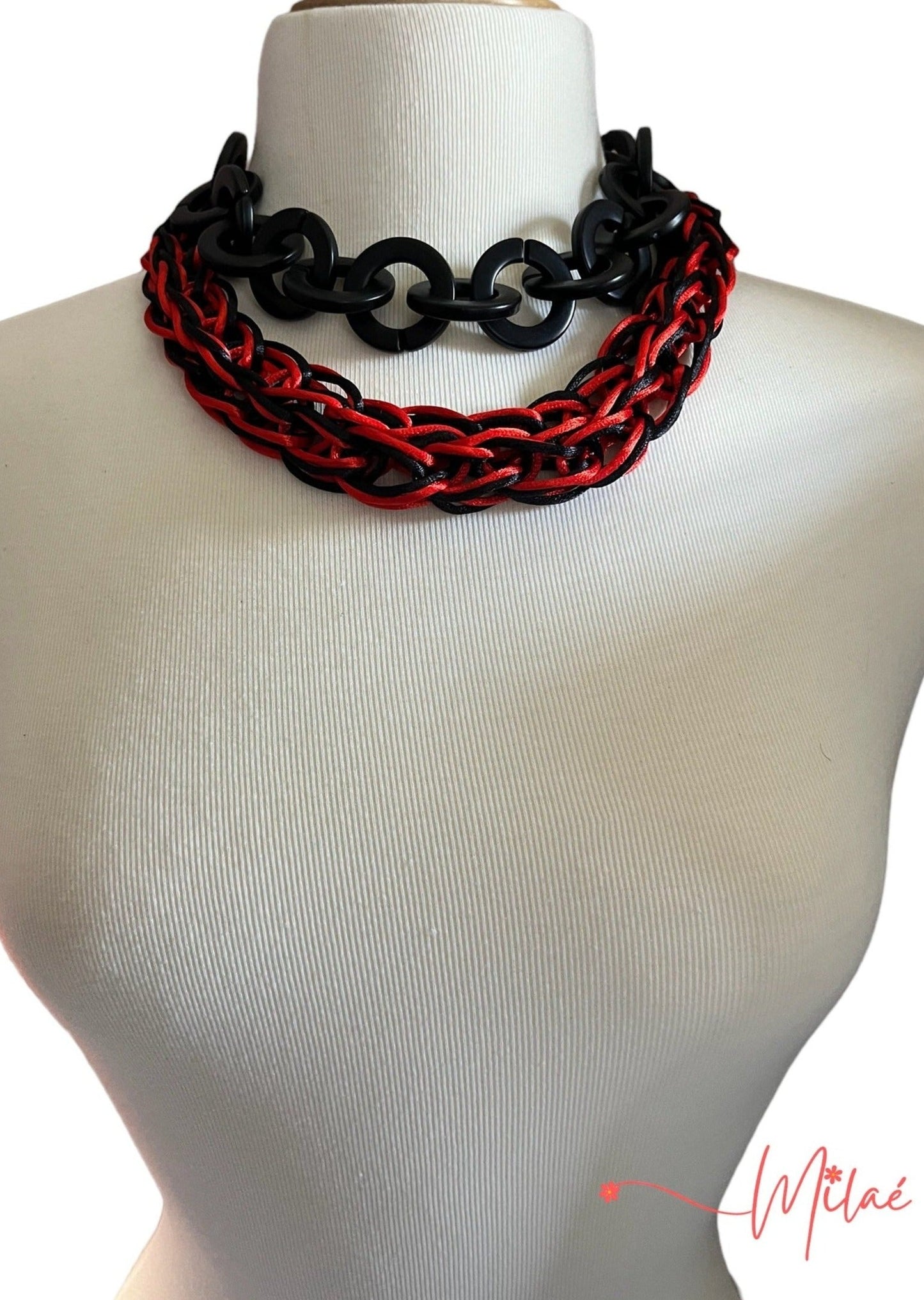 Collar hecho a mano color rojo y cadena en resina color negro