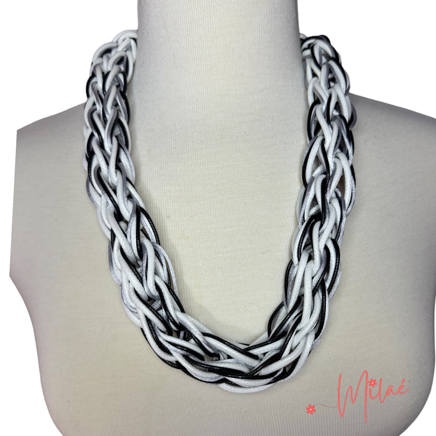 Colección: Blanco, Negro y plateado.