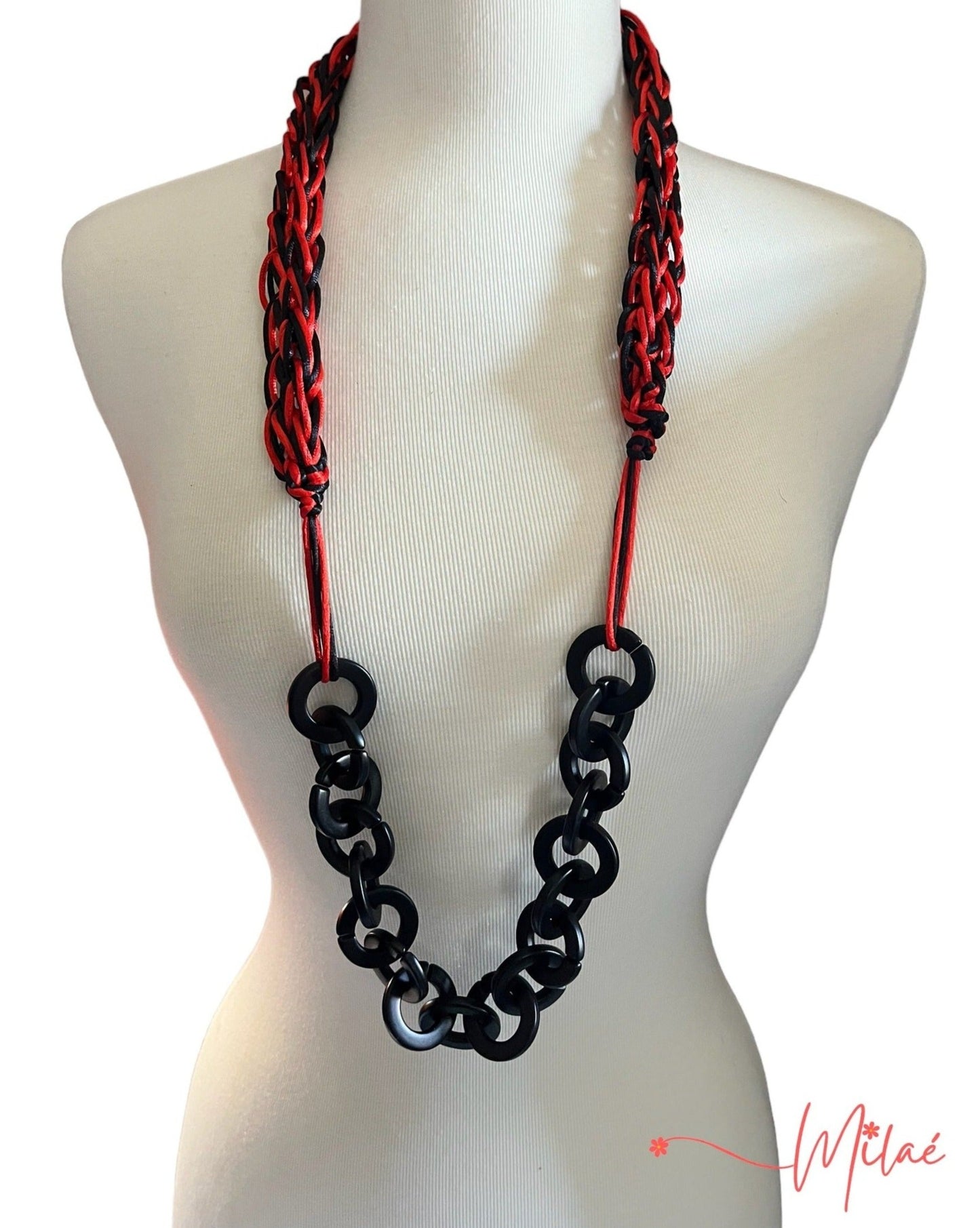 Collar hecho a mano color rojo y cadena en resina color negro
