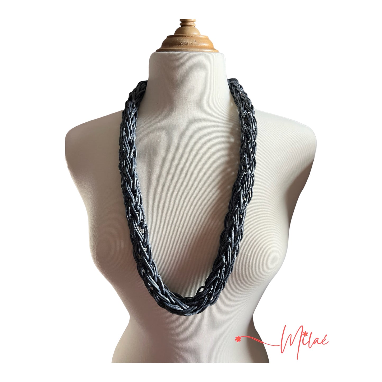 Collar hecho a mano color gris y beads color plateado y negro