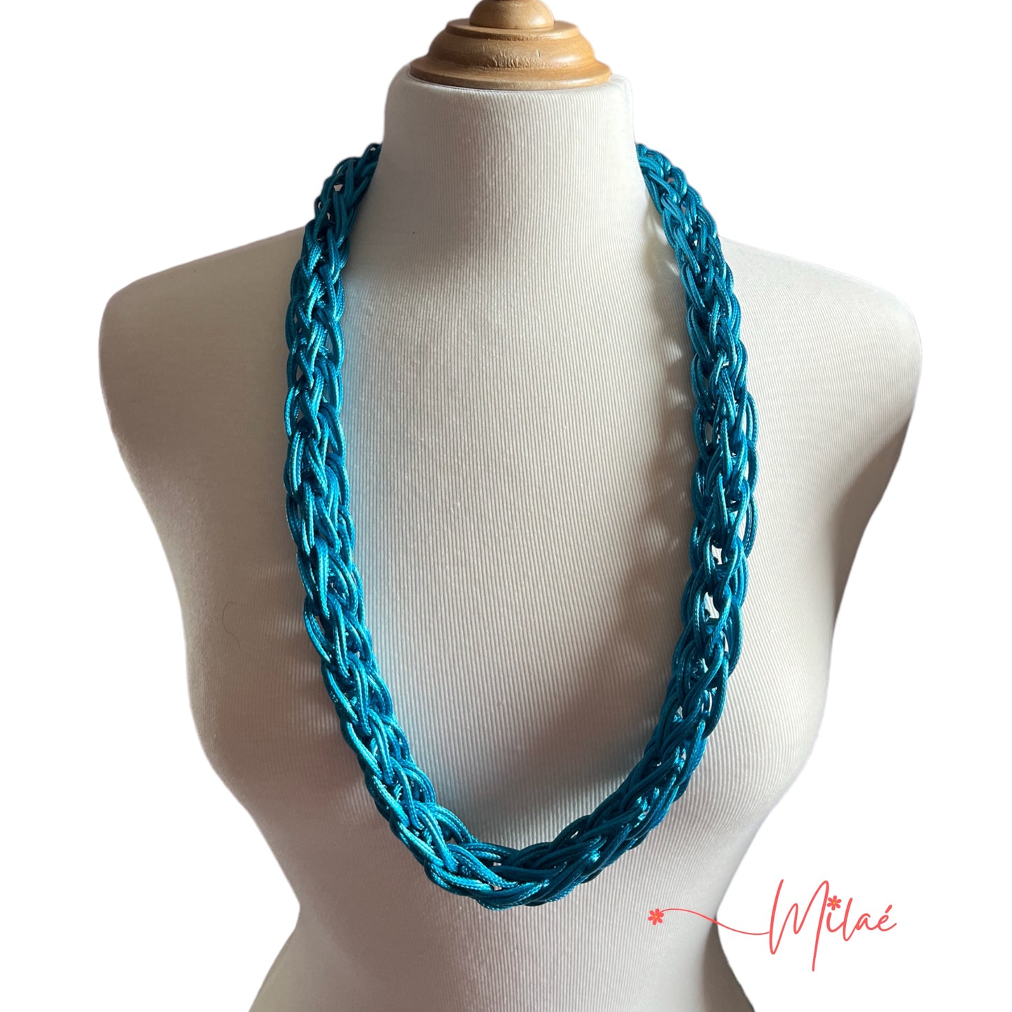 Collar hecho a mano color azul turquesa y azul royal