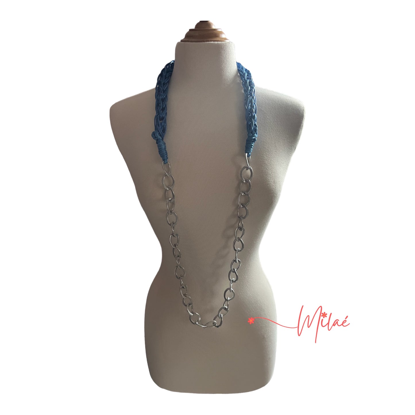 Collar hecho a mano color azul y cadena plateada