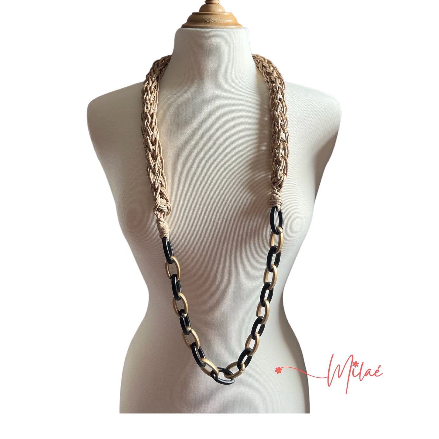 Collar hecho a mano color crema y cadena en color dorado y negro en resina