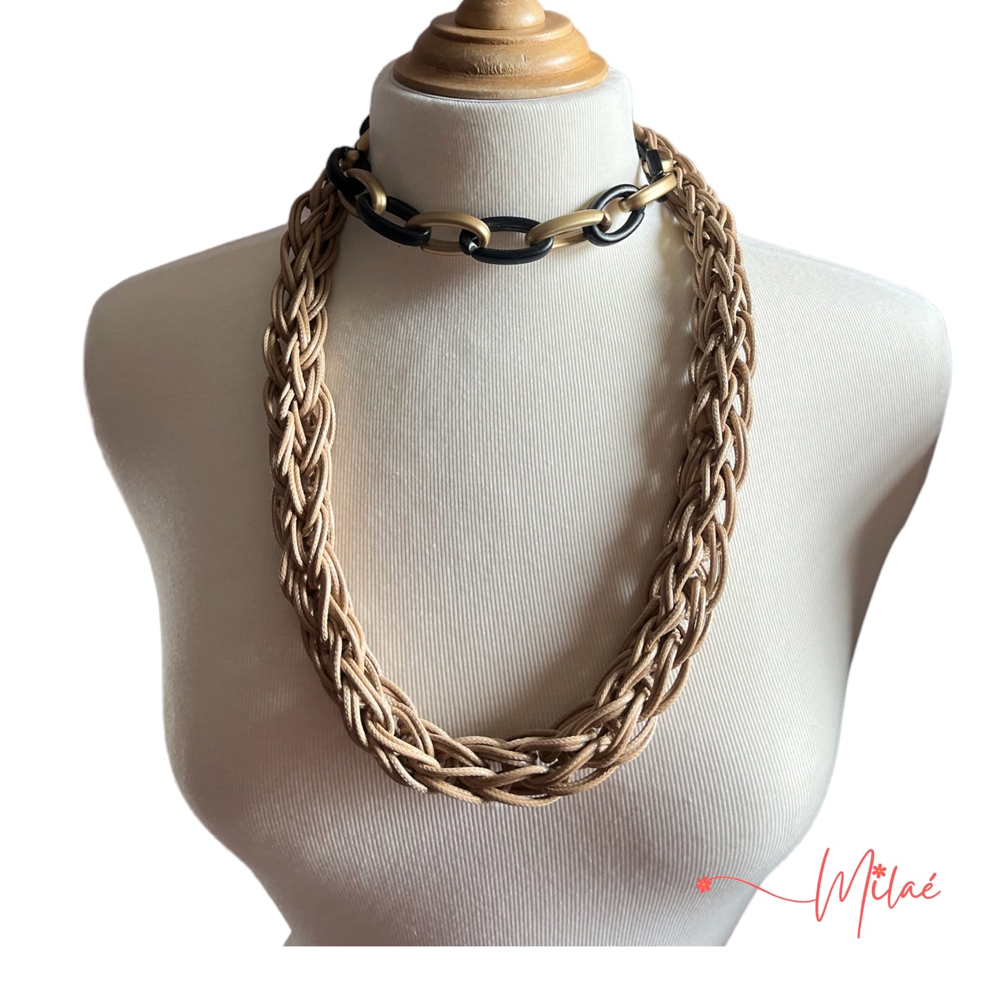 Collar hecho a mano color crema y cadena en color dorado y negro en resina