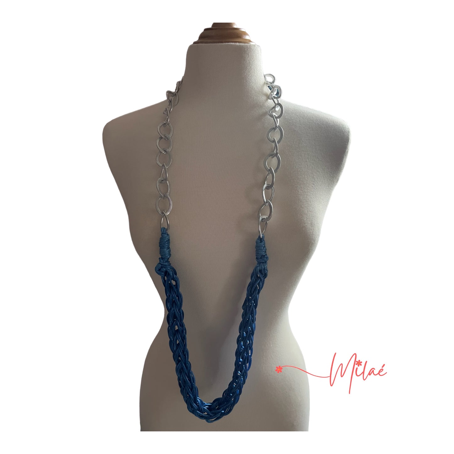 Collar hecho a mano color azul y cadena plateada