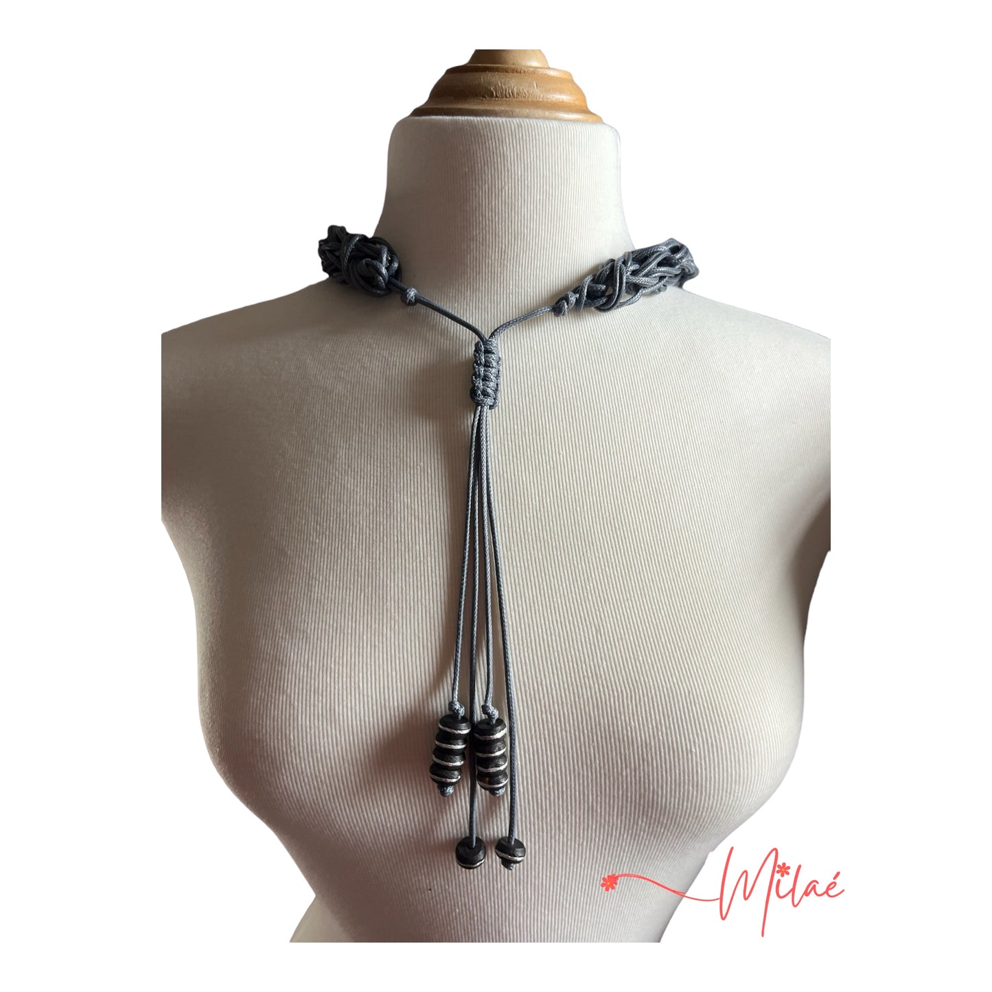 Collar hecho a mano color gris y beads color plateado y negro