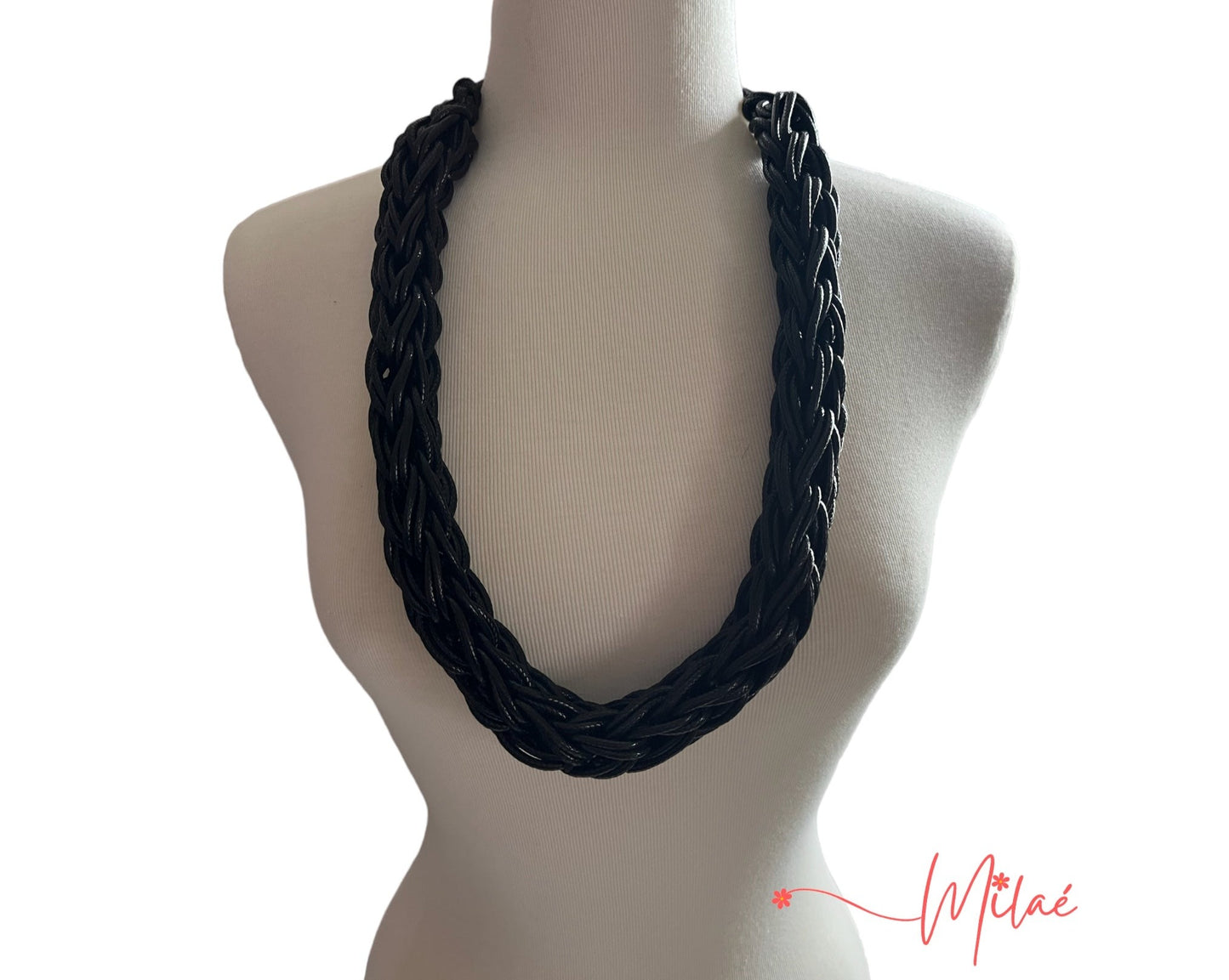 Collar hecho a mano color negro ancho