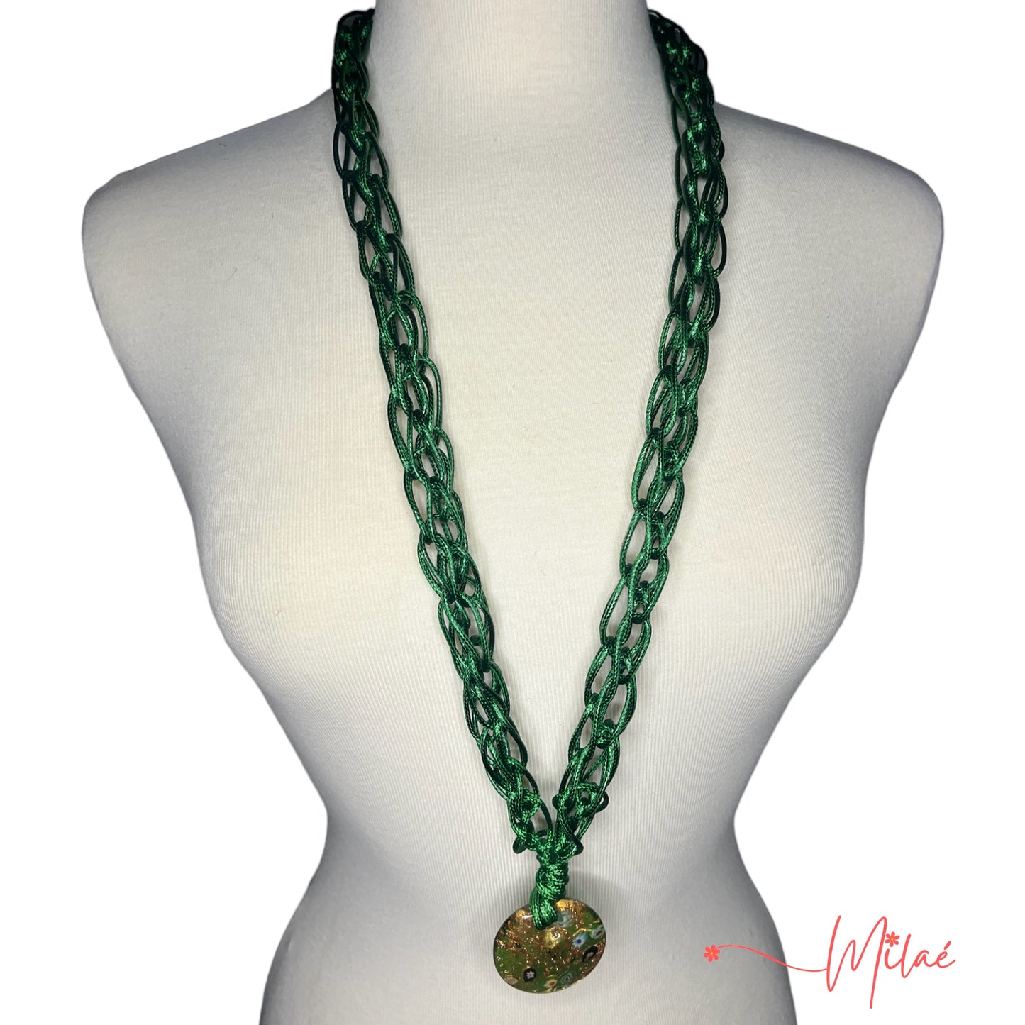 Collar hecho a mano en hilo y pieza en cristal murano
