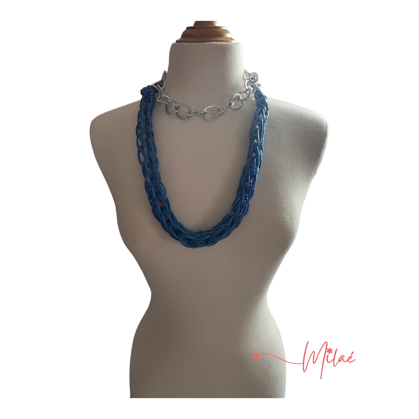 Collar hecho a mano color azul y cadena plateada