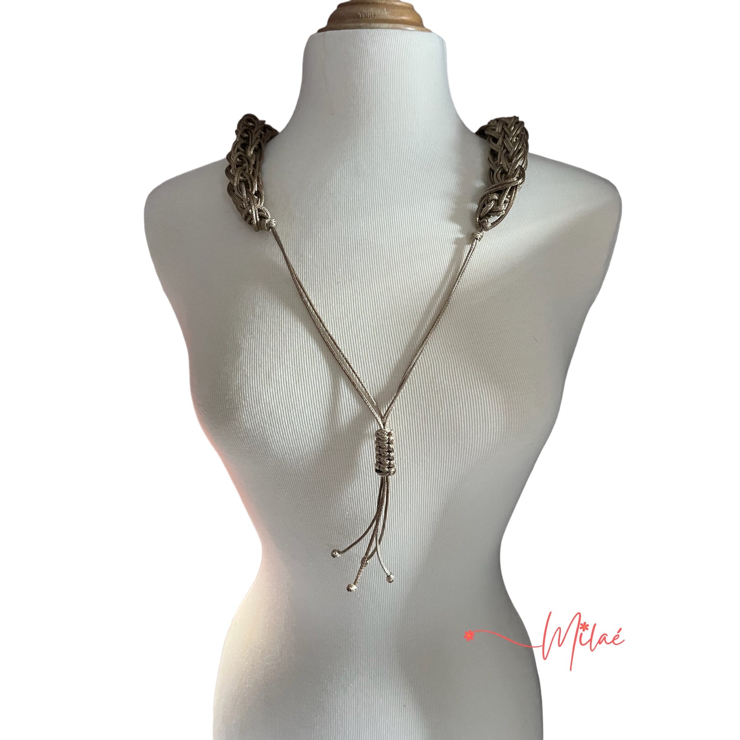 Collar hecho a mano color tan