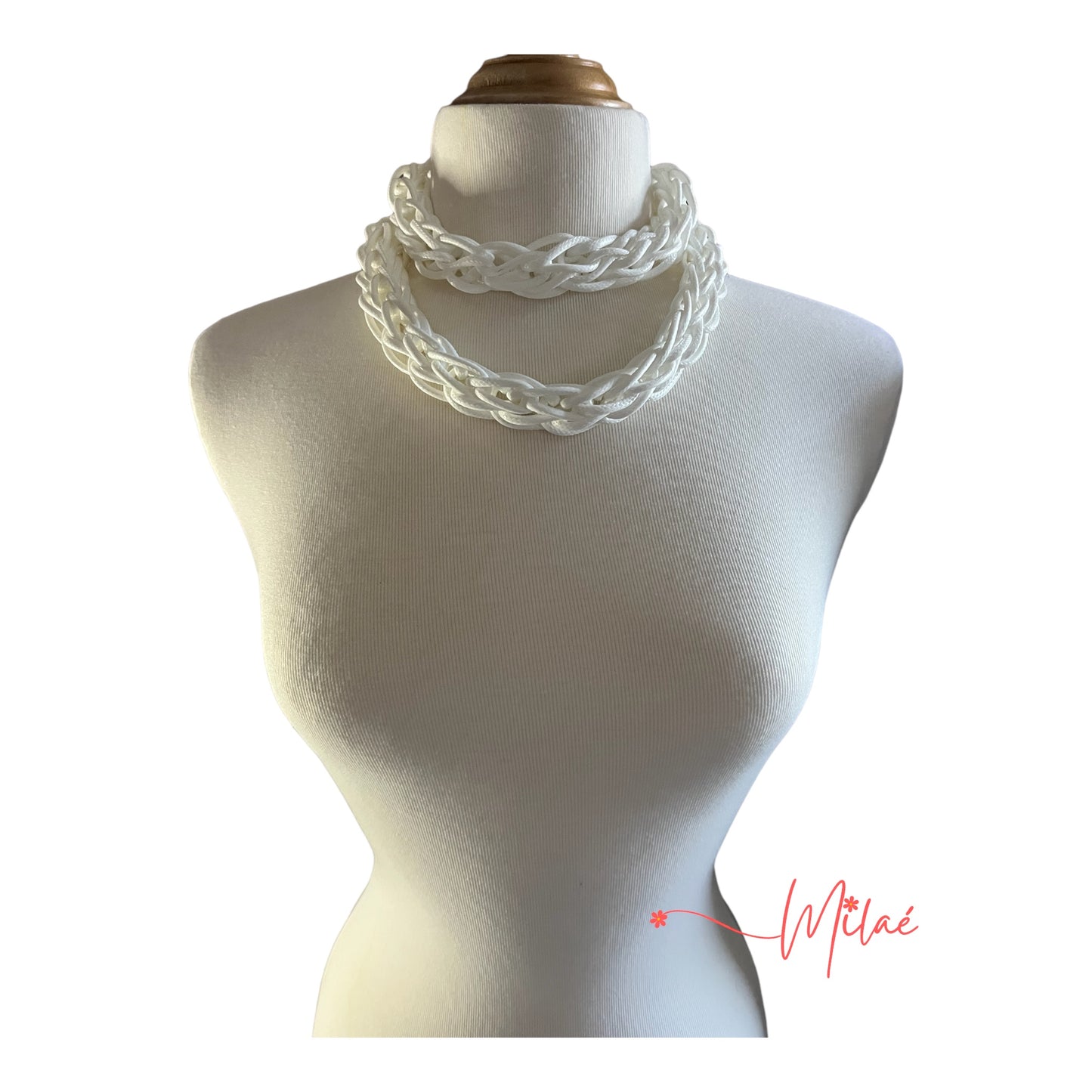 Collar hecho a mano color blanco