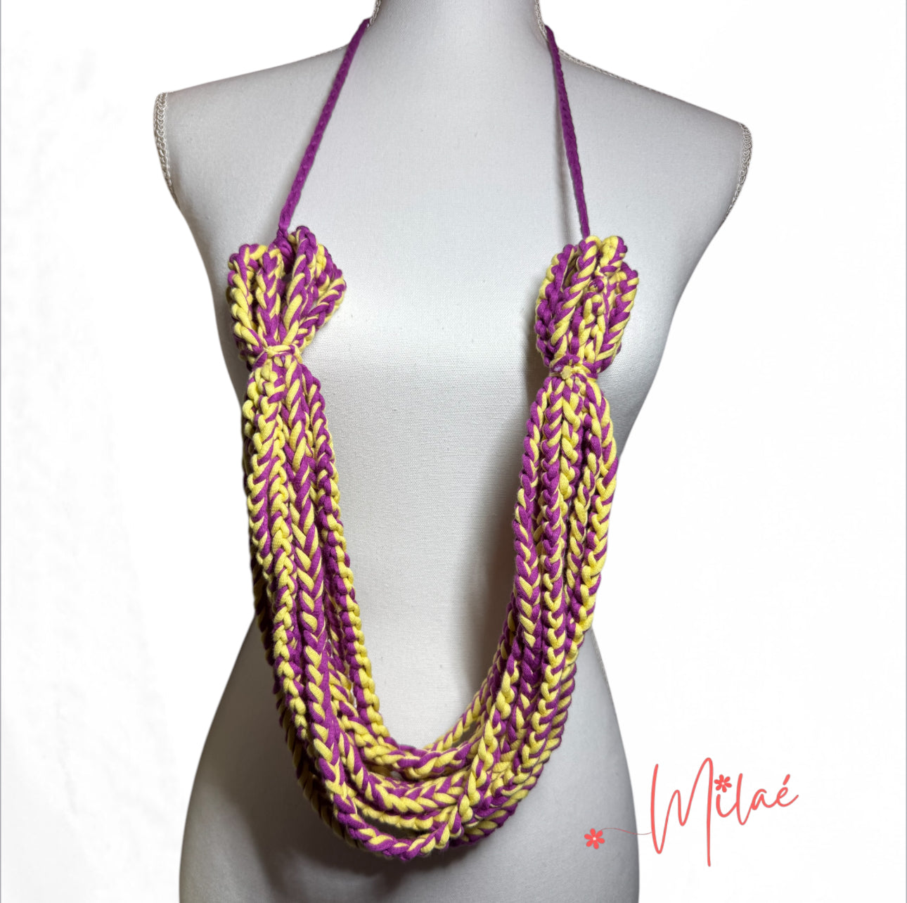 Collar hecho a mano elaborado en material hilo en algodón.