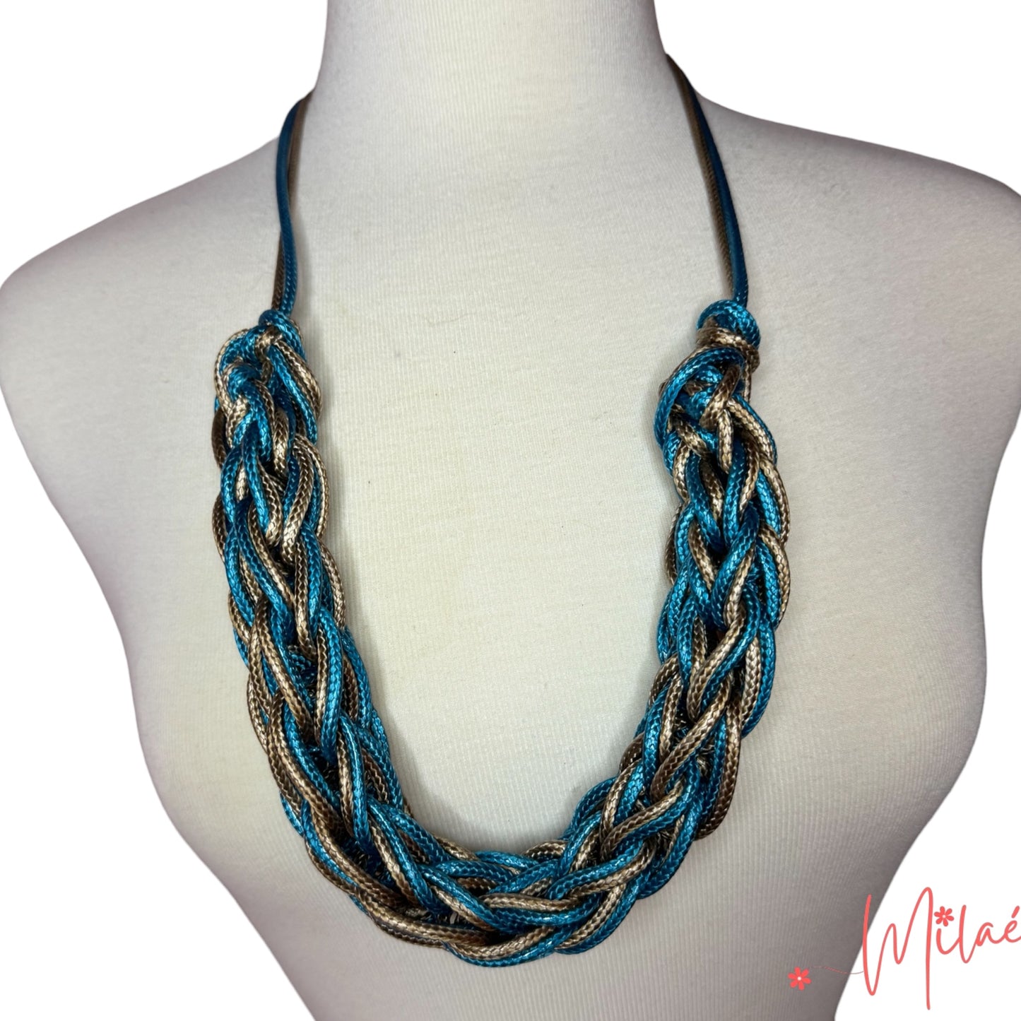 Collar hecho a mano elaborado en hilo encerado. Tamaño corto. Cierre en nudo macramè.