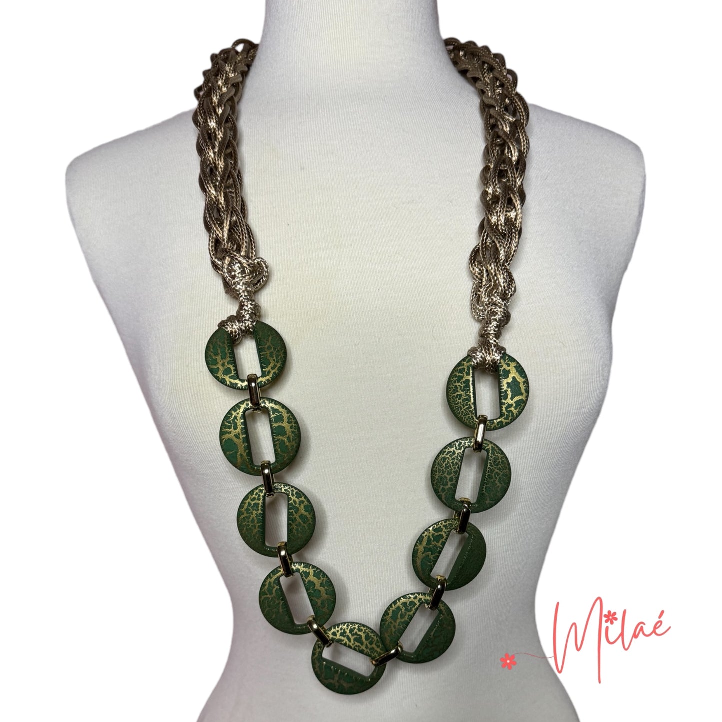 Collar hecho a mano elaborado en hilo encerado color verde y dorado.