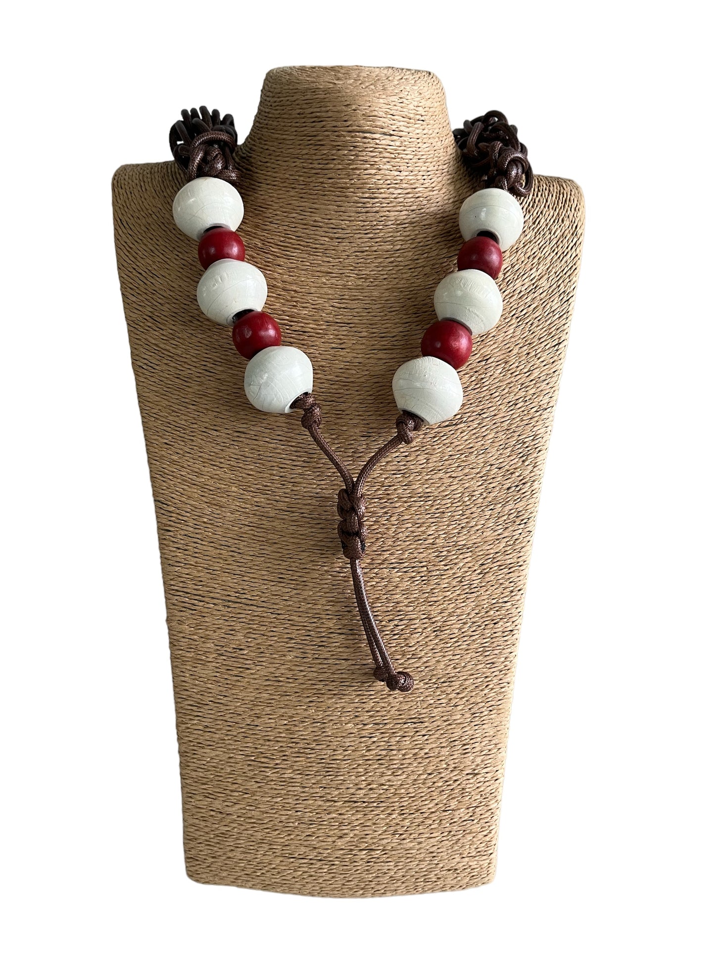 Collar hecho a mano color marrón largo y beads en madera rojo y blanco