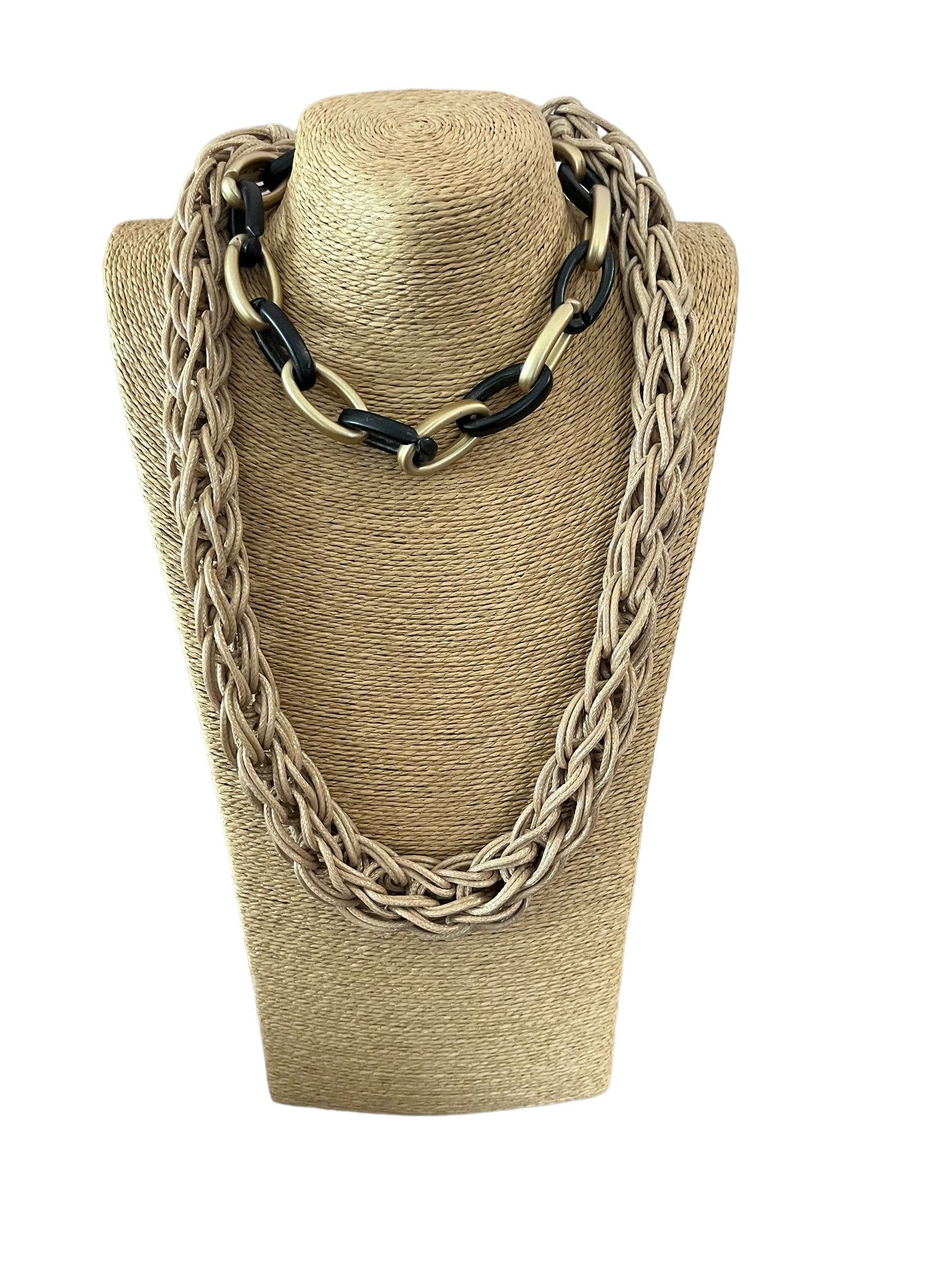 Collar hecho a mano color crema y cadena en color dorado y negro en resina