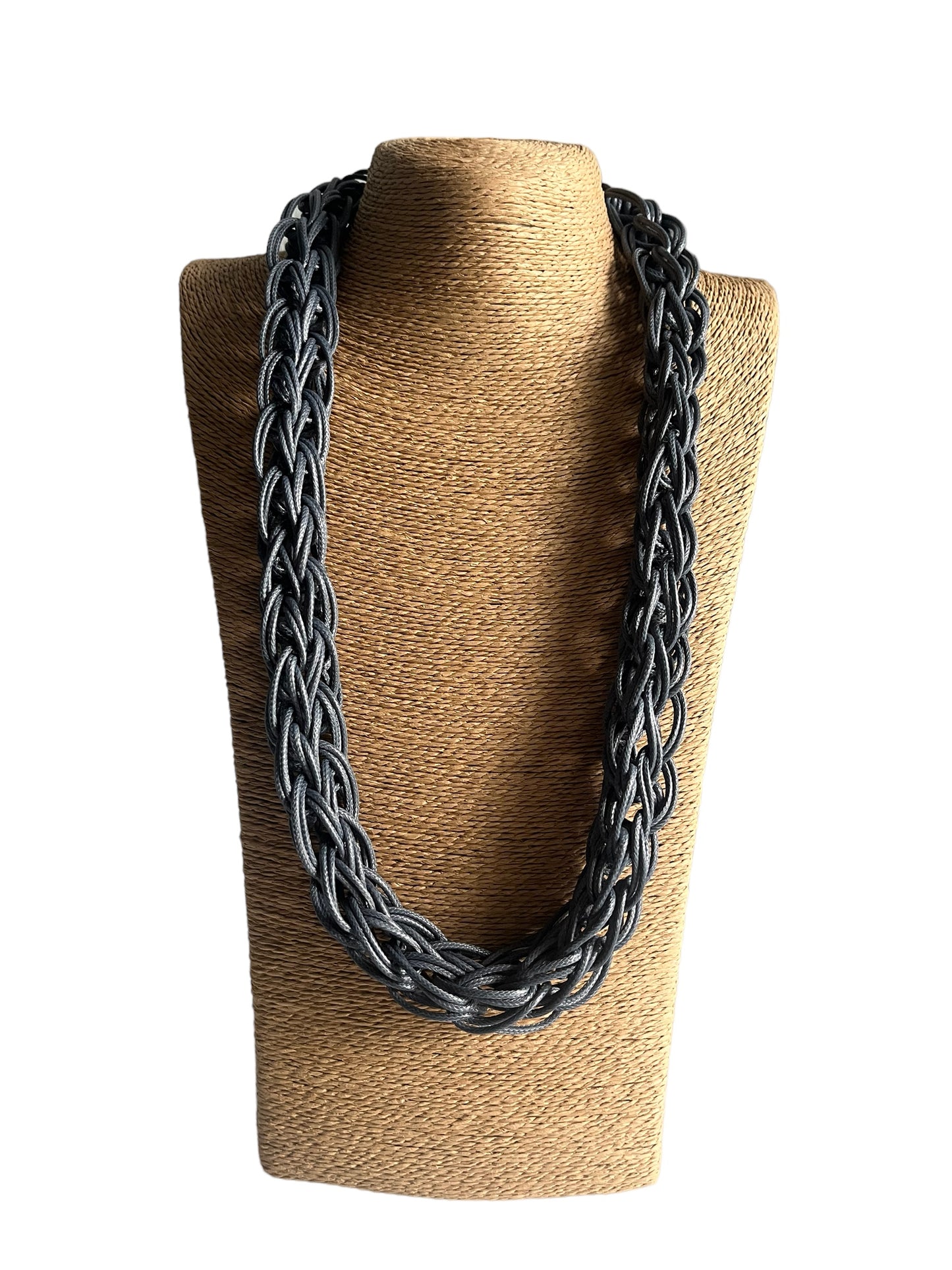 Collar hecho a mano color gris y beads color plateado y negro