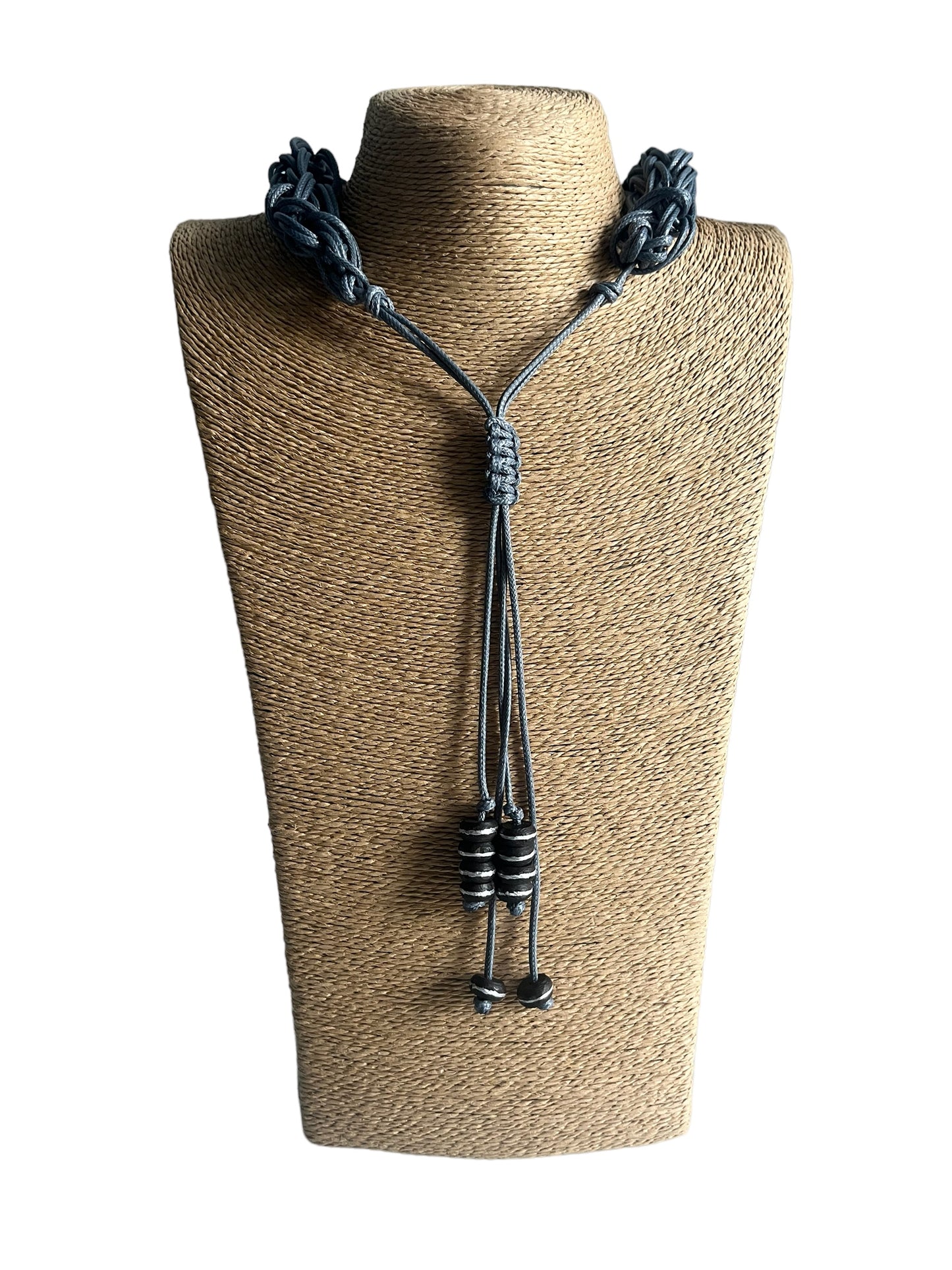 Collar hecho a mano color gris y beads color plateado y negro