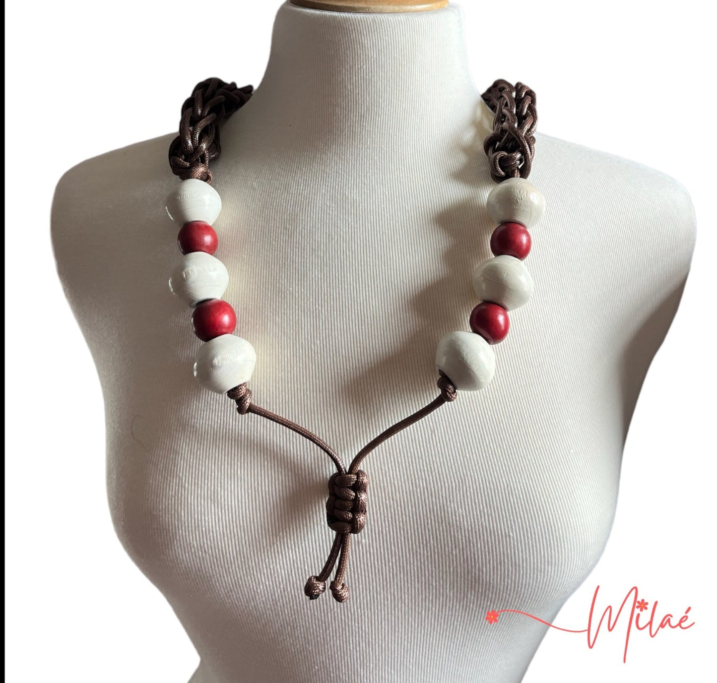 Collar hecho a mano color marrón largo y beads en madera rojo y blanco