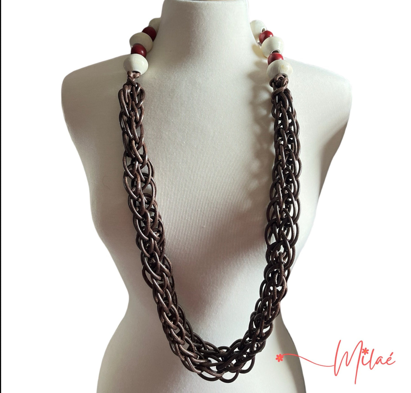 Collar hecho a mano color marrón largo y beads en madera rojo y blanco