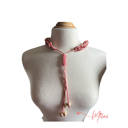 Collar hecho a mano en colores rosa y crema y beads en madera