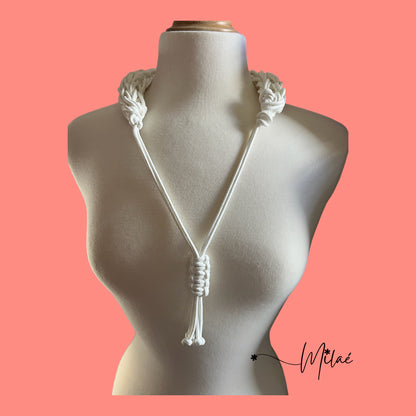 Collar hecho a mano color blanco