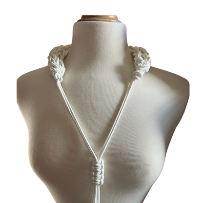 Collar hecho a mano color blanco