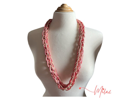 Collar hecho a mano en colores rosa y crema y beads en madera