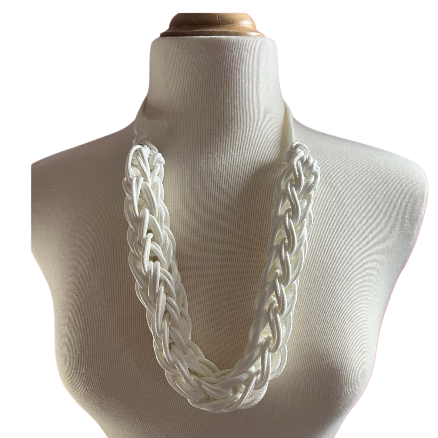 Collar hecho a mano color blanco