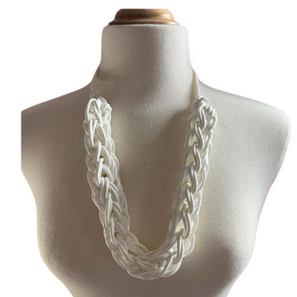 Collar hecho a mano color blanco