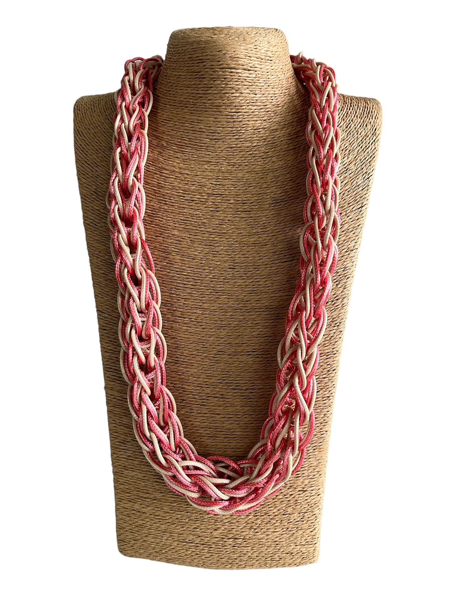 Collar hecho a mano en colores rosa y crema y beads en madera